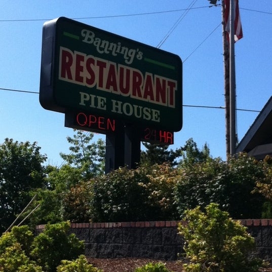รูปภาพถ่ายที่ Banning&#39;s Restaurant &amp; Pie House โดย Ron J. เมื่อ 6/5/2012