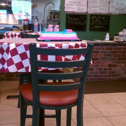 Foto diambil di Bambino&#39;s East Coast Pizzeria oleh Jen L. pada 3/14/2012