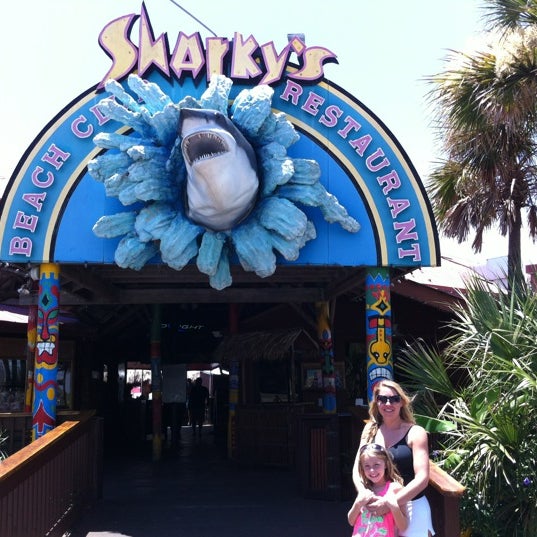 Снимок сделан в Sharky&#39;s Beachfront Restaurant пользователем Donnie D. 7/9/2012