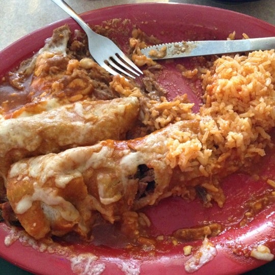 Foto diambil di Gusanoz Mexican Restaurant oleh Iven M. pada 3/2/2012