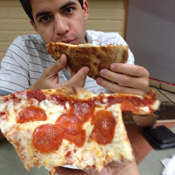Foto scattata a Gus&#39;s New York Style Pizza da Amy B. il 4/30/2012