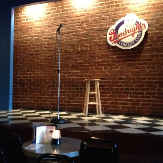Foto tomada en Goodnight&#39;s Comedy Club &amp; Restaurant  por Paula E. el 7/7/2012