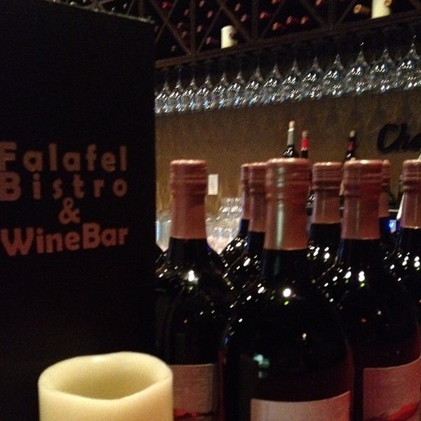 Das Foto wurde bei Falafel Bistro &amp; Wine Bar von Falafel B. am 8/16/2012 aufgenommen
