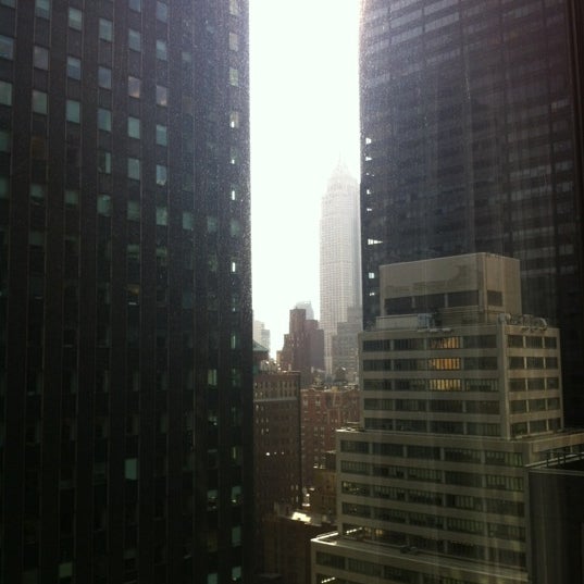 Foto tomada en The New York Helmsley Hotel  por JR el 4/21/2012