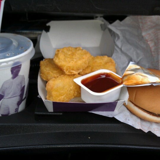 รูปภาพถ่ายที่ McDonald&#39;s โดย Co เมื่อ 6/30/2012