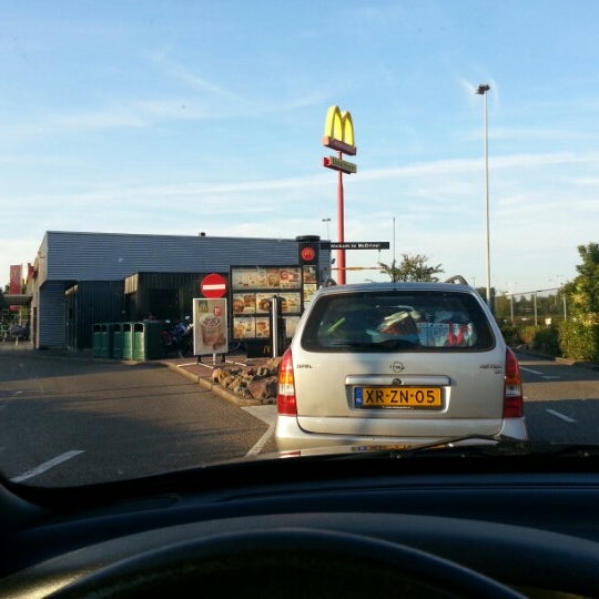 รูปภาพถ่ายที่ McDonald&#39;s โดย Jan P. เมื่อ 8/12/2012