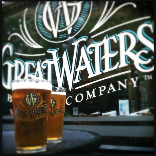 6/23/2012 tarihinde Leigh L.ziyaretçi tarafından Great Waters Brewing Company'de çekilen fotoğraf
