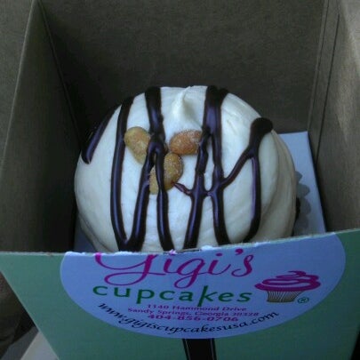 รูปภาพถ่ายที่ Gigi&#39;s Cupcakes โดย Demetria R. เมื่อ 7/26/2012