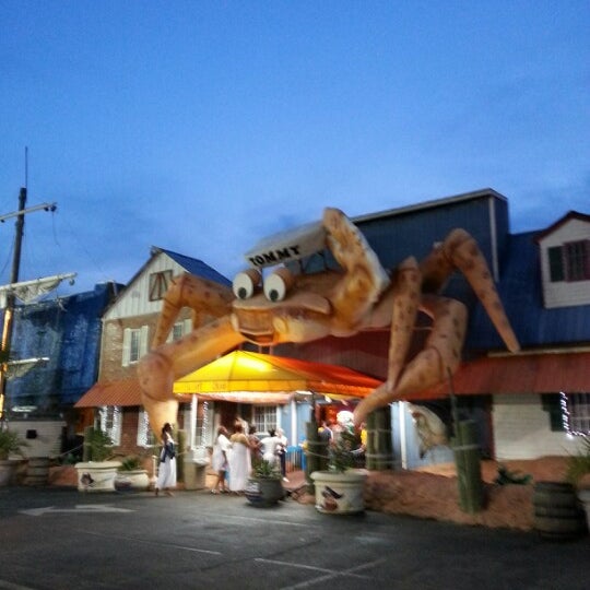 รูปภาพถ่ายที่ Giant Crab Seafood Restaurant โดย Chuck . เมื่อ 7/28/2012
