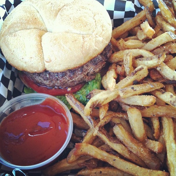 Foto tirada no(a) Official BBQ &amp; Burgers por Jonathan S. em 5/24/2012