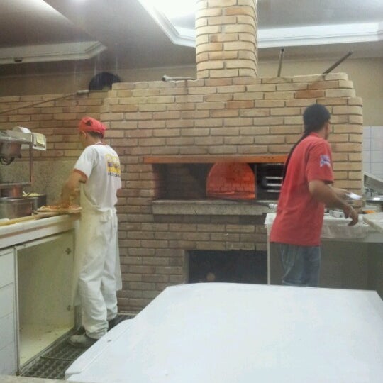 Foto tirada no(a) Pizzaria Império por Andreza M. em 7/15/2012