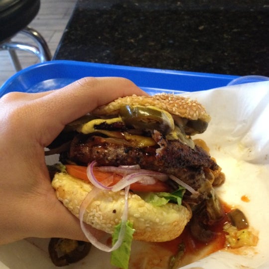 รูปภาพถ่ายที่ Charm City Burger Company โดย Greg B. เมื่อ 8/5/2012