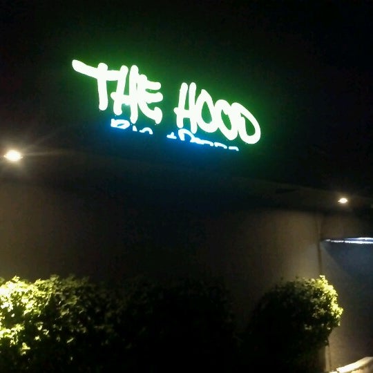 Foto diambil di Hood Bar &amp; Pizza oleh Marcos V. pada 8/19/2012