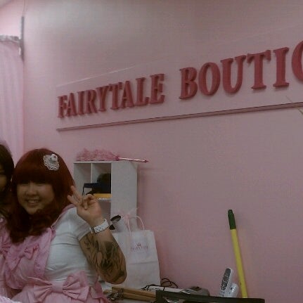 Foto scattata a Fairytale Boutique da Misha N. il 6/18/2012