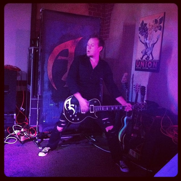Photo prise au Dylan&#39;s (Handle Bar) par Derek O. le4/15/2012