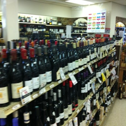 Foto diambil di Fred&#39;s Tavern &amp; Liquor Store oleh Michael W. pada 8/29/2012