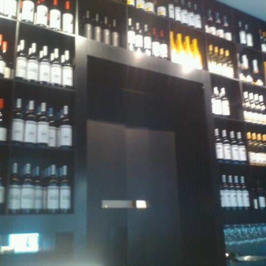 Das Foto wurde bei The Tasting Room Wine Bar &amp; Shop von David J. am 5/30/2012 aufgenommen