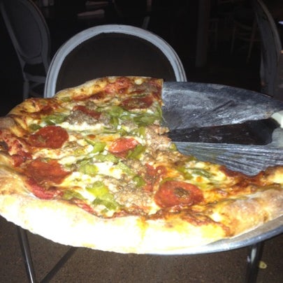 Photo prise au Fire Slice Pizzeria par Joe M. le8/18/2012