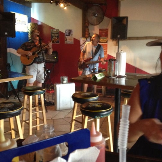 รูปภาพถ่ายที่ Gilligan&#39;s Island Bar and Grill โดย Sharron💋 R. เมื่อ 7/4/2012