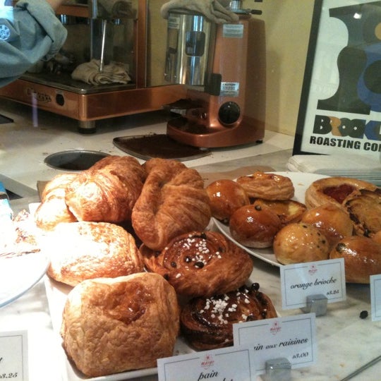 Foto tirada no(a) Margo Patisserie Cafe por chei p. em 5/7/2012