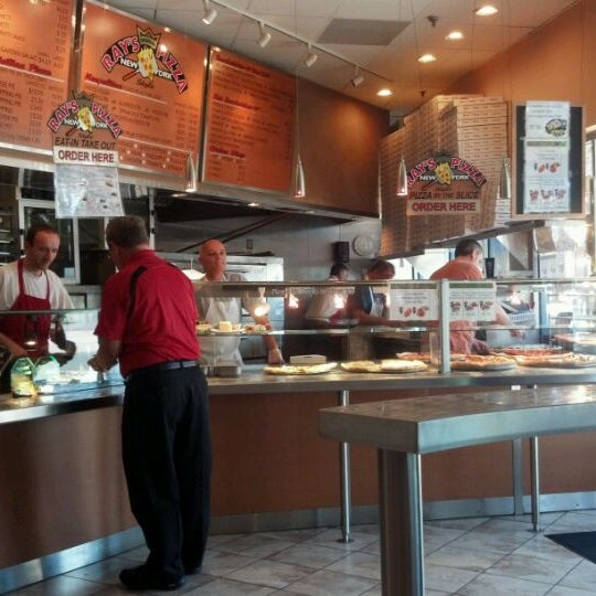 5/19/2012 tarihinde Thomas A.ziyaretçi tarafından Ray&#39;s Pizza'de çekilen fotoğraf