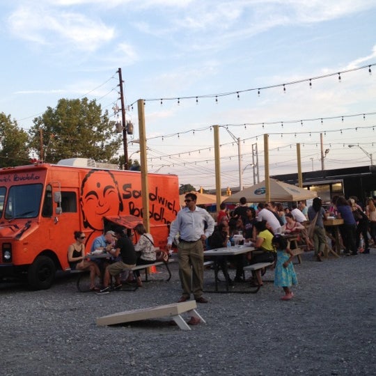 6/21/2012 tarihinde Daina P.ziyaretçi tarafından Atlanta Food Truck Park &amp; Market'de çekilen fotoğraf