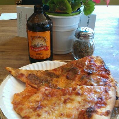 Das Foto wurde bei Pancoast Pizza von Tony J. am 5/30/2012 aufgenommen