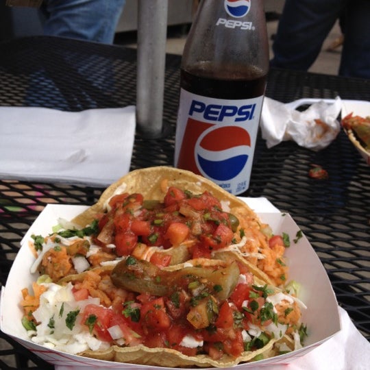 รูปภาพถ่ายที่ Edgar&#39;s Best Taco Shack โดย Melissa เมื่อ 8/12/2012