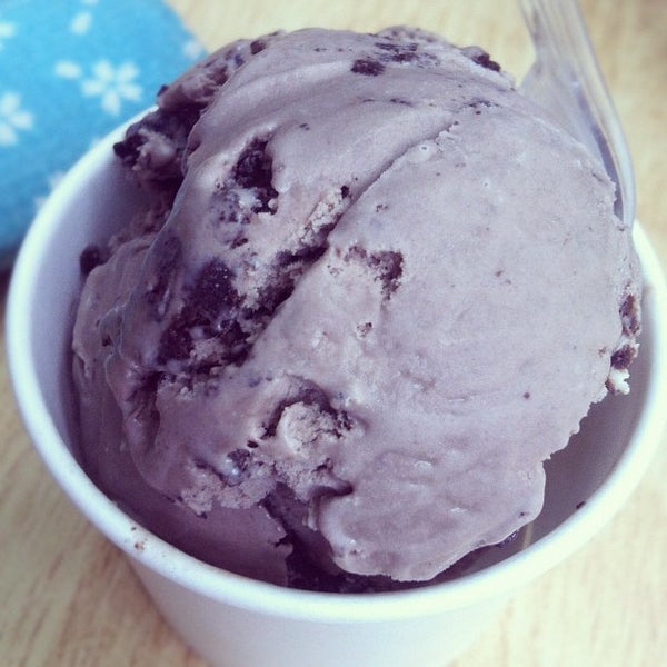 6/19/2012 tarihinde Jo-Ann Y.ziyaretçi tarafından Merely Ice Cream'de çekilen fotoğraf