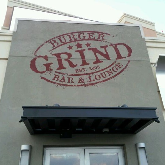 Foto tirada no(a) Grind Burger Bar &amp; Lounge por Allan F. em 2/12/2012