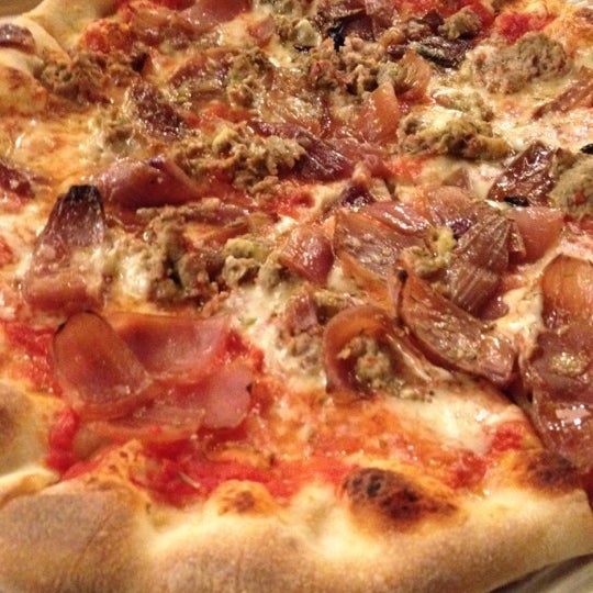 7/15/2012 tarihinde steve n.ziyaretçi tarafından Howie&#39;s Artisan Pizza'de çekilen fotoğraf