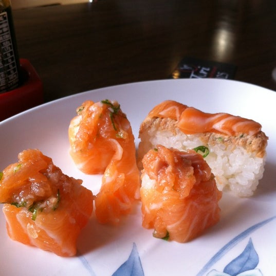 รูปภาพถ่ายที่ Restaurante Sushi Tori | 鳥 โดย Michelle D. เมื่อ 3/31/2012