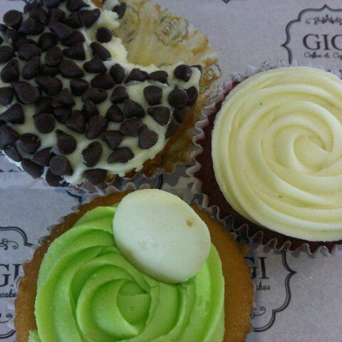 Foto scattata a GIGI Coffee &amp; Cupcakes da Bernice G. il 9/13/2012