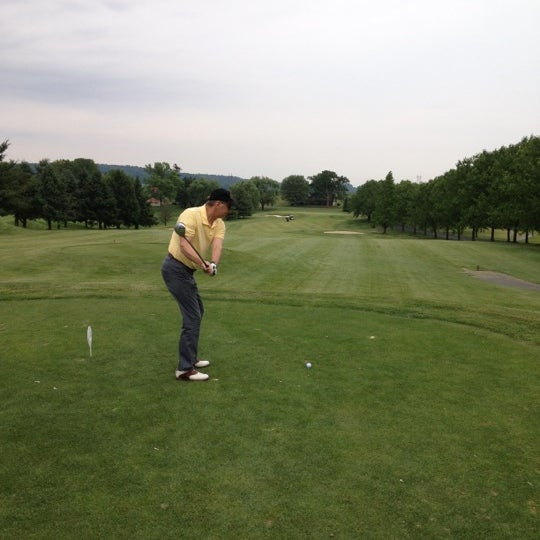 รูปภาพถ่ายที่ Foxchase Golf Club โดย Harry J. เมื่อ 6/1/2012
