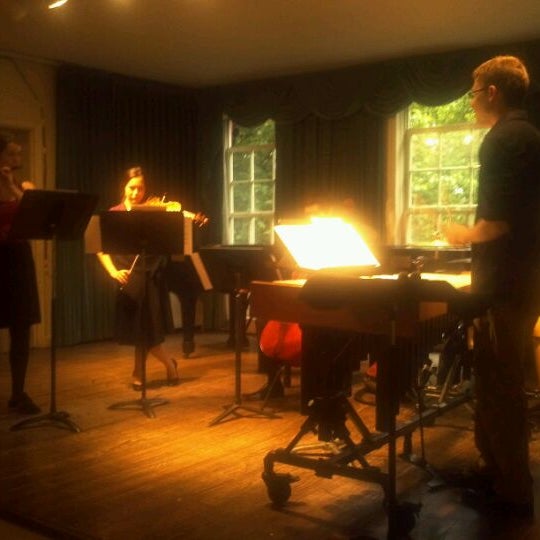 5/9/2012 tarihinde Gilbert G.ziyaretçi tarafından Greenwich House Music School'de çekilen fotoğraf