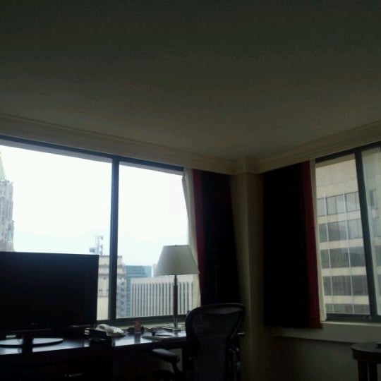 Foto diambil di Baltimore Harbor Hotel oleh Chris S. pada 5/8/2012