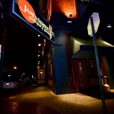 2/10/2012 tarihinde Kevin S.ziyaretçi tarafından James Street GastroPub &amp; Speakeasy'de çekilen fotoğraf