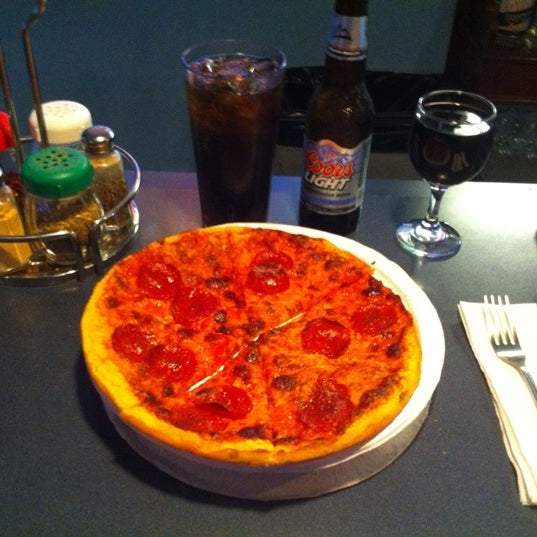 Снимок сделан в Matthew&#39;s Pizza пользователем Rico B. 3/30/2012