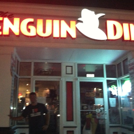 รูปภาพถ่ายที่ Penguin Diner โดย Jay S. เมื่อ 7/25/2012