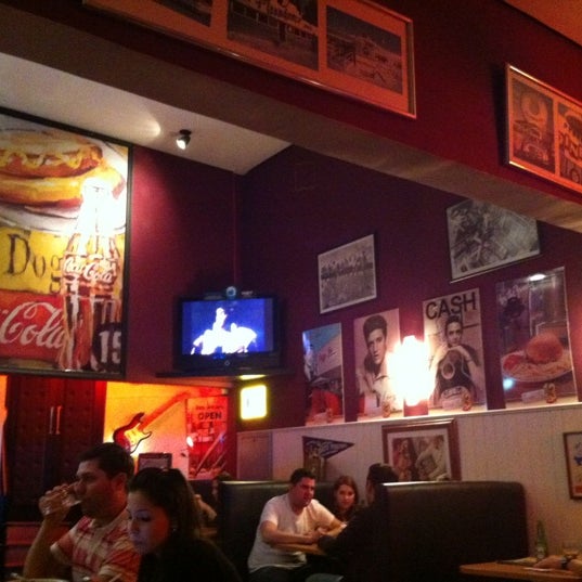 รูปภาพถ่ายที่ Peggy&#39;s American Bar โดย Lígia M. เมื่อ 8/12/2012