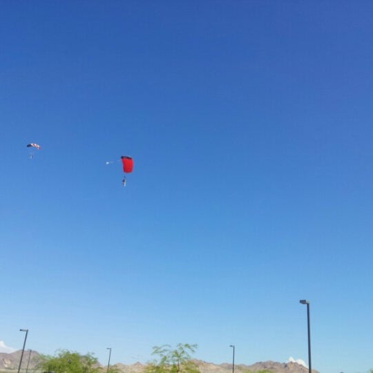 รูปภาพถ่ายที่ Skydive Las Vegas โดย Suruchi เมื่อ 8/8/2012