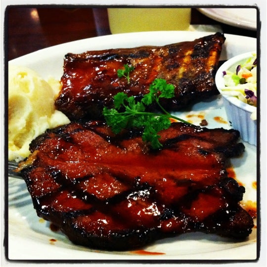 Photo taken at Red&#39;s Barbecue &amp; Grillery by Thien N. on 2/20/2012
