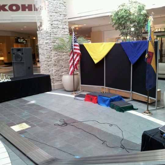 รูปภาพถ่ายที่ Spring Hill Mall โดย Tim R. เมื่อ 2/25/2012