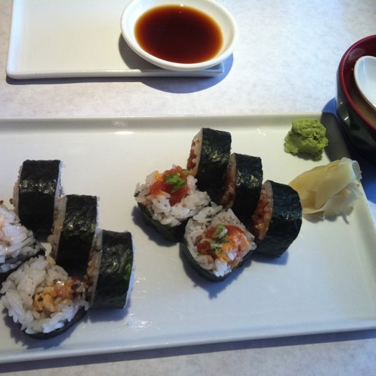 รูปภาพถ่ายที่ Ponzu Sushi โดย Carol . เมื่อ 5/17/2012
