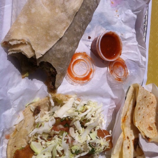 รูปภาพถ่ายที่ Roberto&#39;s Taco - Del Mar โดย Steve T. เมื่อ 3/26/2012