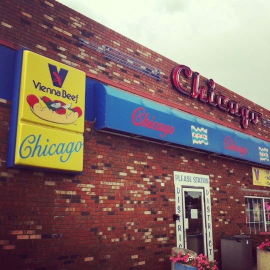 รูปภาพถ่ายที่ Chicago Style Beef &amp; Dogs โดย Andrew C. เมื่อ 7/30/2012
