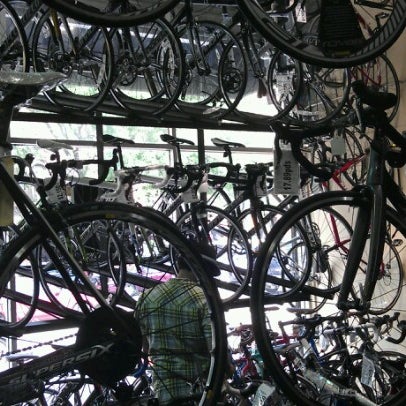 Foto diambil di Tread Bike Shop oleh Lori L. pada 7/1/2012