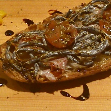 Tosta de fideos japoneses a la carbonara con salsa de soja
