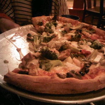 Foto tomada en Sal&#39;s Brick Oven Pizza &amp; Italian Restaurant  por Adam J. el 3/6/2012