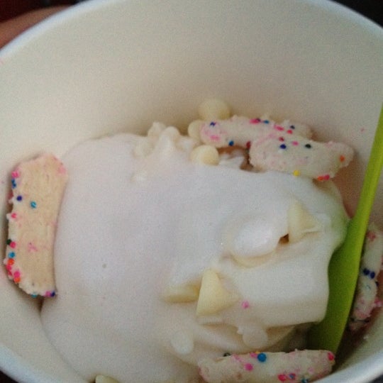 4/9/2012에 Trey P.님이 Menchie&#39;s Frozen Yogurt - University Town Center에서 찍은 사진